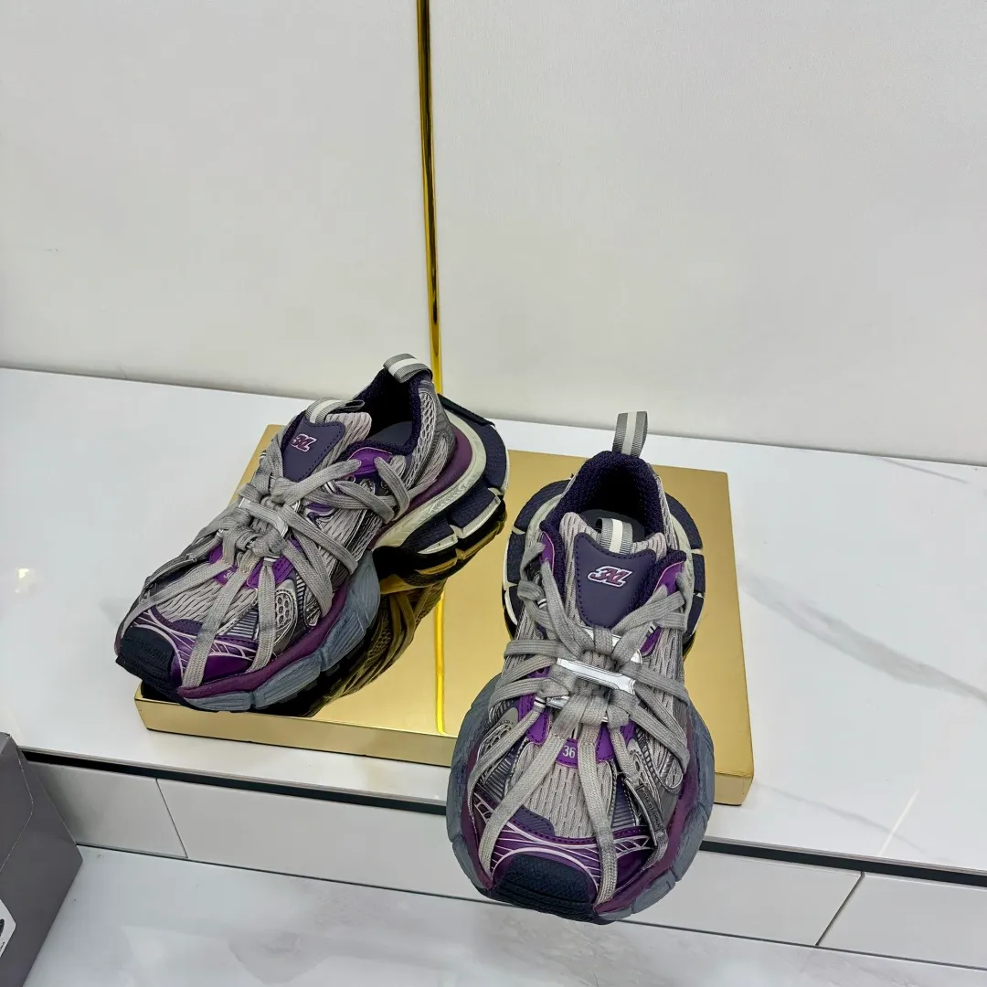 👟👟Ex-factory price 820👟👟 Balenciaga Balenciaga's latest popular 9th generation 3XL Sneaker Spider-Man series, couple's dad shoes, original purchase, development and production. Balenciaga 3XL Sneaker's overall shoe shape draws on the creative ideas of Balenciaga Track and Balenciaga Runner. It is equivalent to removing the outer frame of the Track shoe body while inheriting the streamlined shape and shape of the Runner. Track flat toe, new color matching, the entire shoe body is integrated into the spider binding shoelace design decoration, the exaggerated shape is more prominent. Fabric: original customized imported technical fabric + mesh inner lining: original customized breathable mesh lining. Outsole: original molded 5-layer ultra-light MD combination rubber sole. Bottom thickness: 5CM. Size: 35-45. Original packaging.